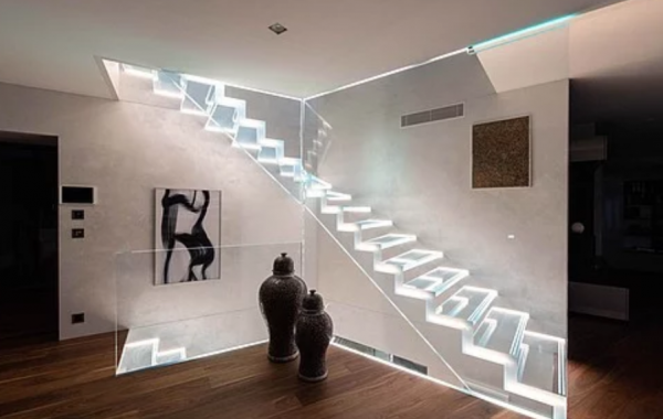 Tangga kristal mengambang dengan efek cahaya